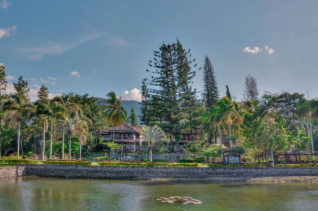 Silintong Hotel Ambarita Exterior foto